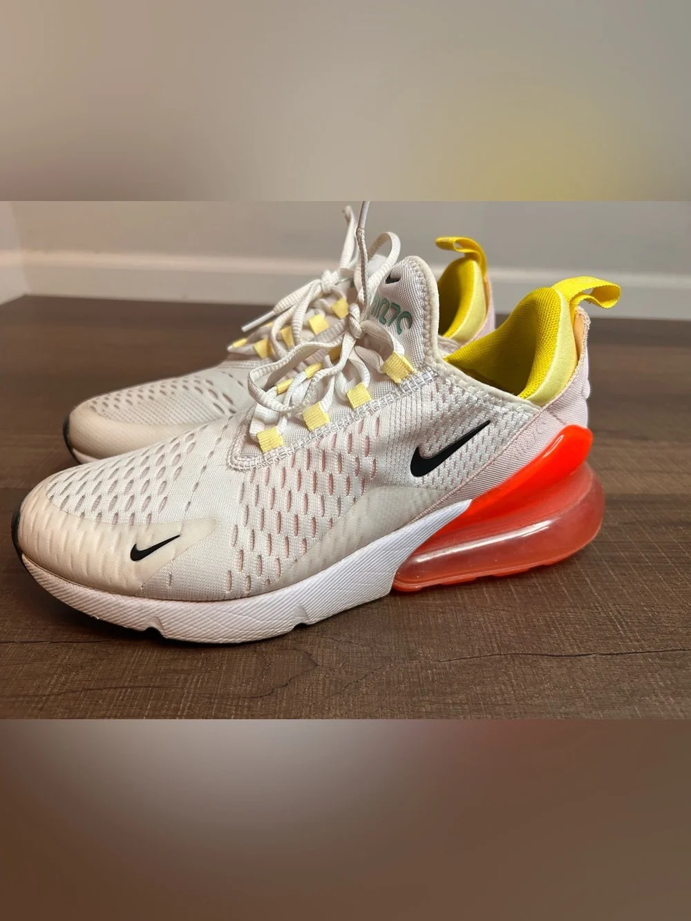 Nike Air Max 270 White Black Bright Crimson FZ3624-100 Women's Size 8